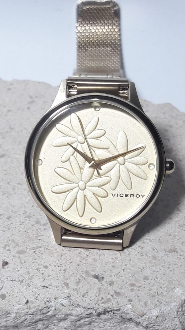 Reloj dorado flores